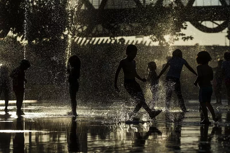 Madrilen, ume batzuk, euren burua freskatzen. Argazkia: EFE.