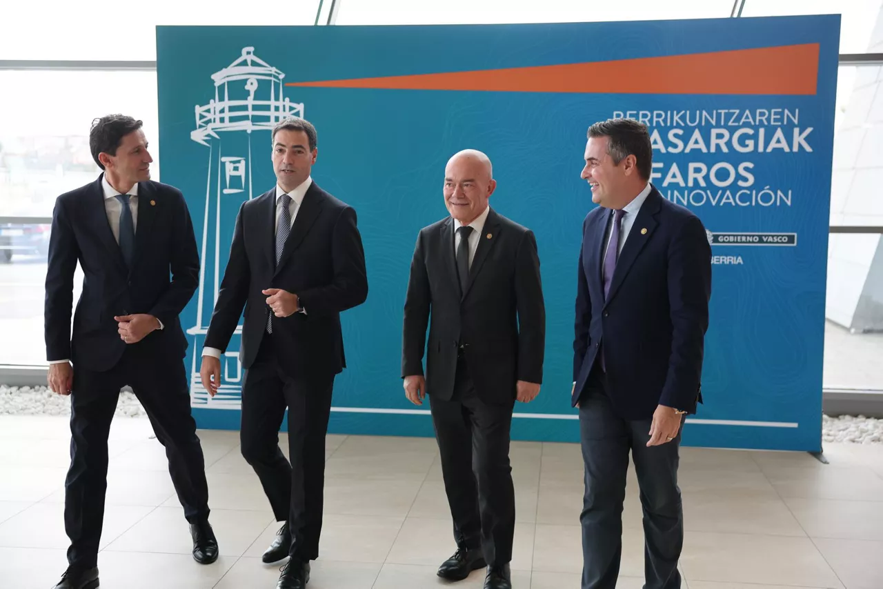 GRAFCAV5880. GETXO  (BIZKAIA), 31/10/2025.- El lehendakari, Imanol Pradales, (2i) junto a los consejeros Juan Ignacio Pérez Iglesias, (2d) Noël D´Anjou (i) y Mikel Jauregi, en la presentación de Faros de Innovación, el nuevo instrumento que define las prioridades y orienta las políticas del Gobierno Vasco en materia de innovación.EFE/Luis Tejido
