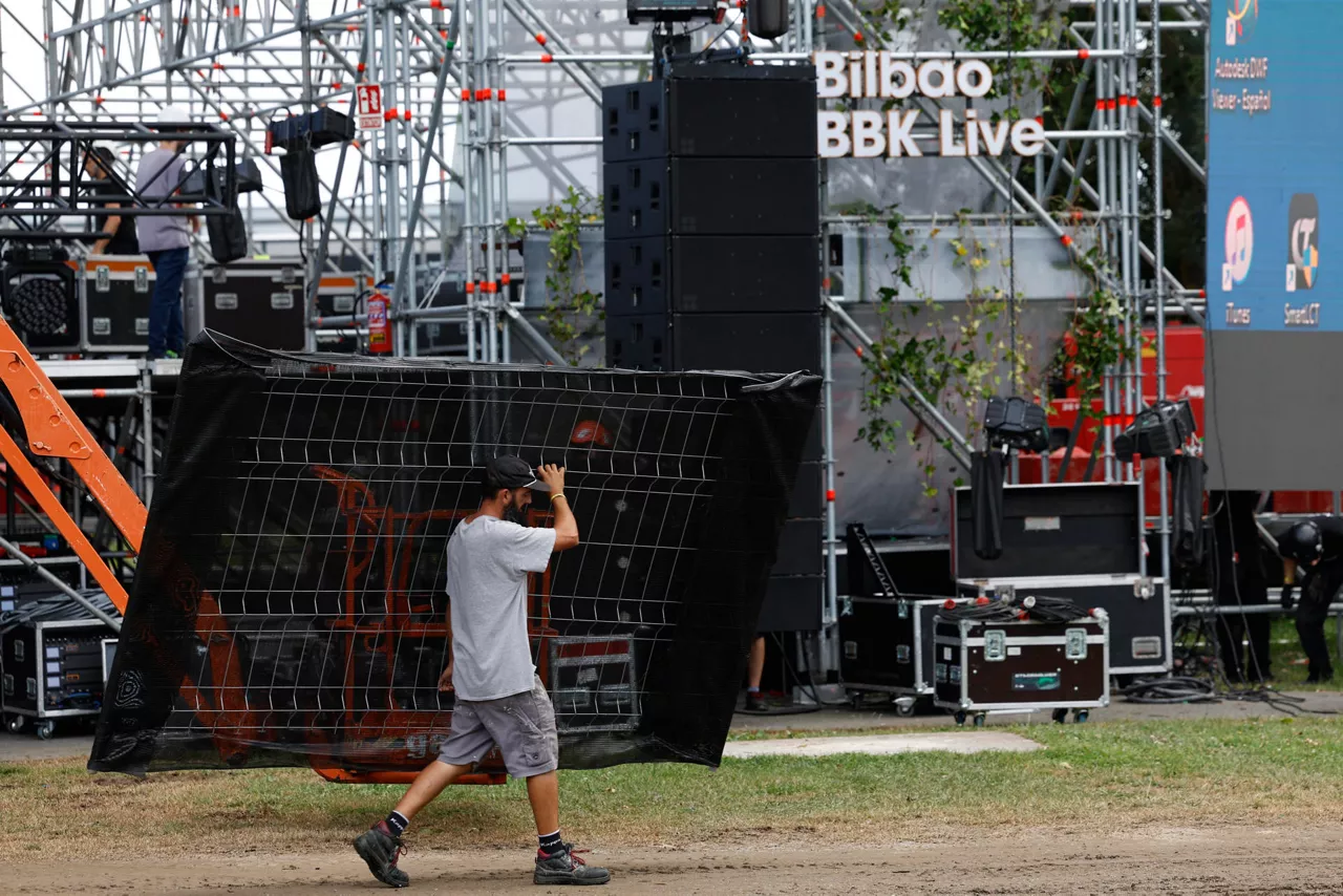 BILBAO, 08/07/2025.- Trabajos de montaje del recinto del festival BBK Live de 2025 en Bilbao. EFE/ Miguel Toña
