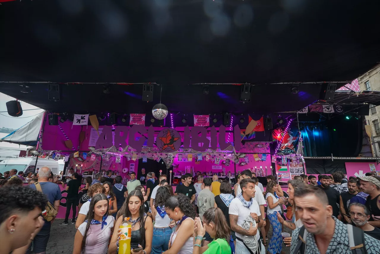 Cientos de personas durante el comienzo de la Semana Grande de Bilbao 2025, en el centro de la ciudad, a 16 de agosto de 2025, en Bilbao, Vizcaya, País Vasco (España). La Bilboko Aste Nagusia es la principal fiesta de Bilbao, que se celebra anualmente durante nueve días a partir del sábado siguiente al 15 de agosto. El inicio de las fiesta lo marca la lectura del pregón y el lanzamiento del txupín (cohete) por parte de la txupinera. Instantes después aparece en el balcón la gran Marijaia, personaje ficticio cuyo nombre significa señora de las fiestas, que presidirá las fiestas de la ciudad hasta que la quemen el último día.



Iñaki Berasaluce / Europa Press

16 AGOSTO 2025;BILBOKO ASTE NAGUSIA;BILBO;FIESTA;ASTE NAGUSIA;SEMANA GRANDE;EUSKADI;FIESTA;

16/8/2025