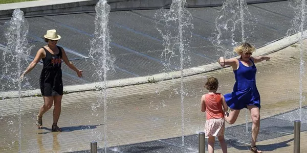 Varias personas se refrescan en Bilbao. Foto: EFE