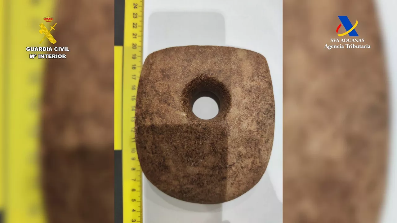 En dos actuaciones diferentes, la Guardia Civil y la Agencia Tributaria han recuperado un hacha precolombina y varios fósiles pertenecientes al patrimonio arqueológico de ambos países, que fueron introducidos de contrabando y que les serán devueltos a través de sus embajadas en España.