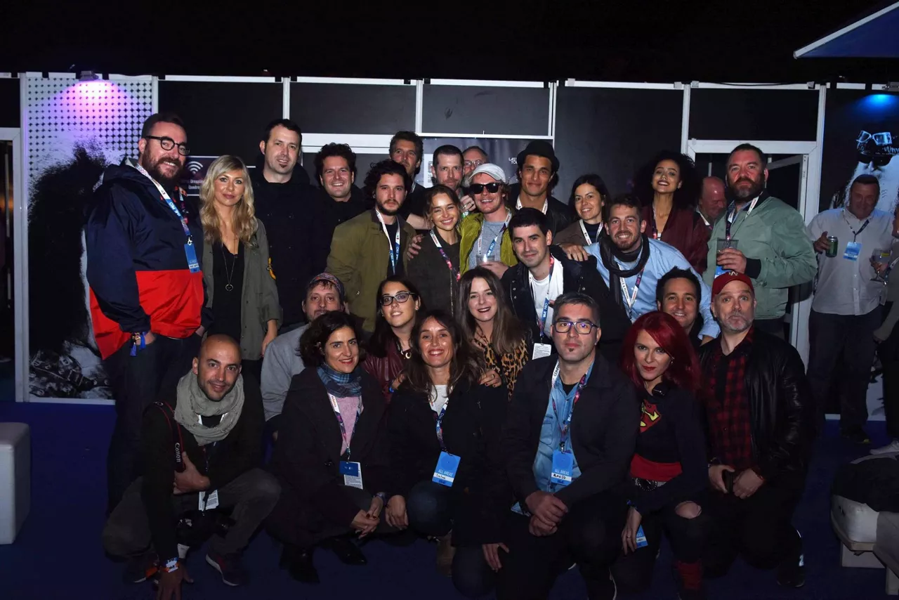 Protagonistas de 'Juego de Tronos' con trabajadores del Festival BIME. Foto: BIME