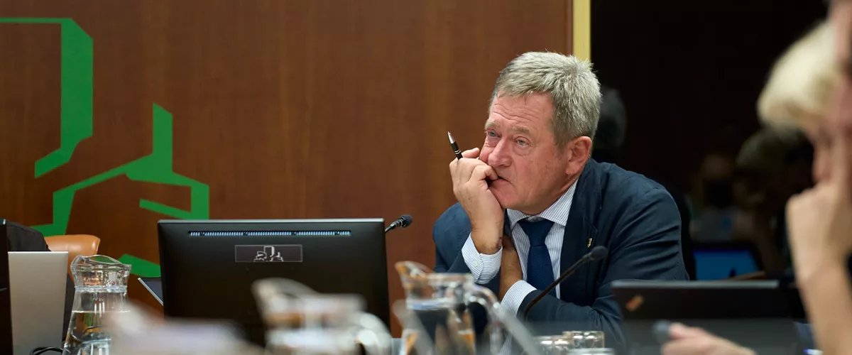 GRAFCAV5984. VITORIA, 04/11/2025.- El consejero de Seguridad, Bingen Zupiria, avanza en el Parlamento Vasco las principales actuaciones que impulsará este departamento en 2026 con los 850 millones de euros asignados en el proyecto de Ley de Presupuestos, un 6,4 % más que este año. EFE / L. Rico
