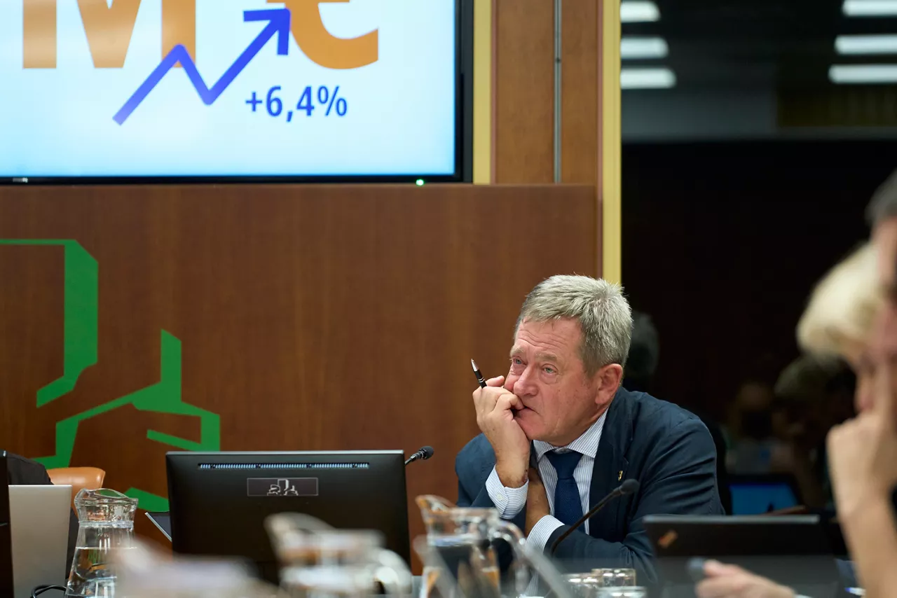 GRAFCAV5984. VITORIA, 04/11/2025.- El consejero de Seguridad, Bingen Zupiria, avanza en el Parlamento Vasco las principales actuaciones que impulsará este departamento en 2026 con los 850 millones de euros asignados en el proyecto de Ley de Presupuestos, un 6,4 % más que este año. EFE / L. Rico
