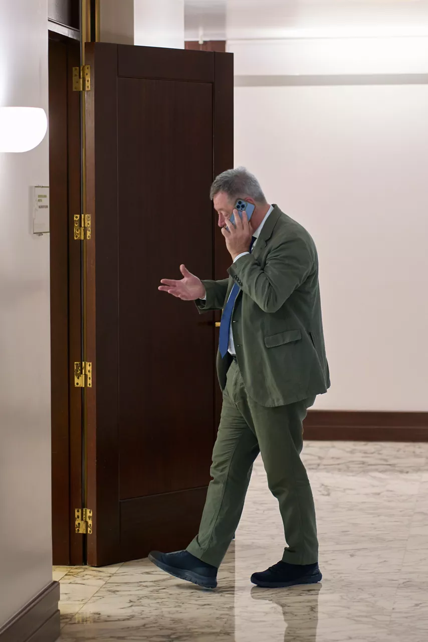 VITORIA, 16/10/2025.- El consejero de Seguridad del Gobierno Vasco, Bingen Zupiria, momentos antes de comenzar el pleno que el Parlamento Vasco ha celebrado este jueves y en el que se han debatido iniciativas relacionadas con los índices de precios referencia para las viviendas de alquiler, entre otros asuntos. EFE/ Adrián Ruiz Hierro
