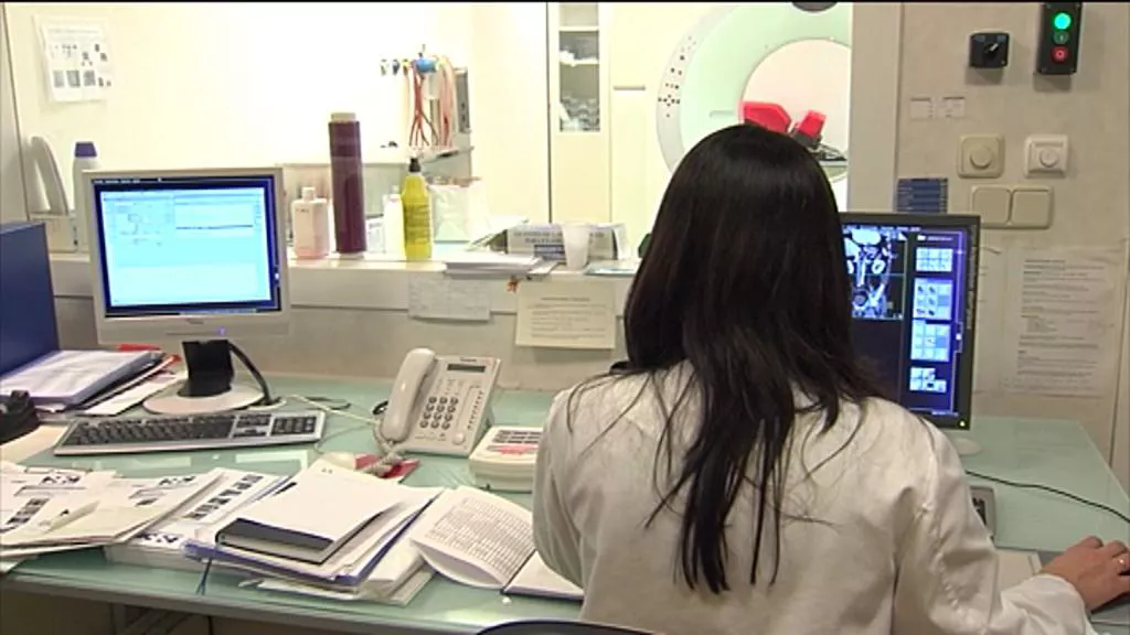 Imagen de archivo de una trabajadora de un centro de salud. Foto obtenida de un vídeo de EiTB.