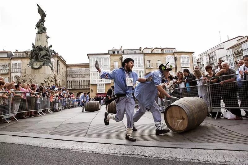 Día Blusas Neskas Gasteiz Vitoria carrera barricas. EFE