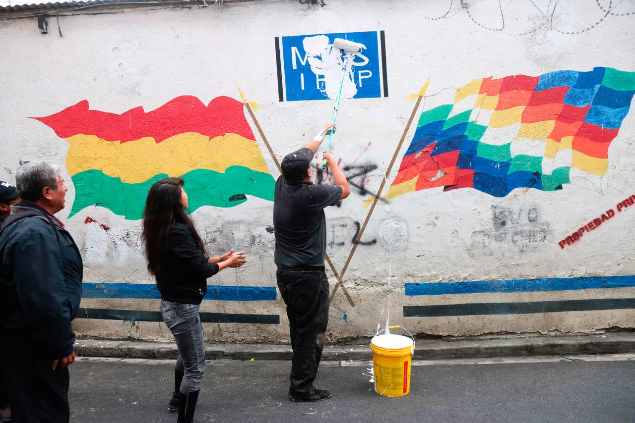 AME635. LA PAZ (BOLIVIA), 16/08/2025.- Fotografía del 10 de marzo de 2025 que muestra a una persona cubriendo el símbolo del partido Movimiento al Socialismo (MAS), en La Paz (Bolivia). Los bolivianos acudirán este domingo a las urnas para elegir al nuevo Gobierno y Parlamento para el próximo quinquenio, en unos comicios generales que podrían marcar un viraje político hacia el centro o la derecha tras 20 años de una hegemonía de los Gobiernos del izquierdista Movimiento al Socialismo (MAS). EFE/ Luis Gandarillas
