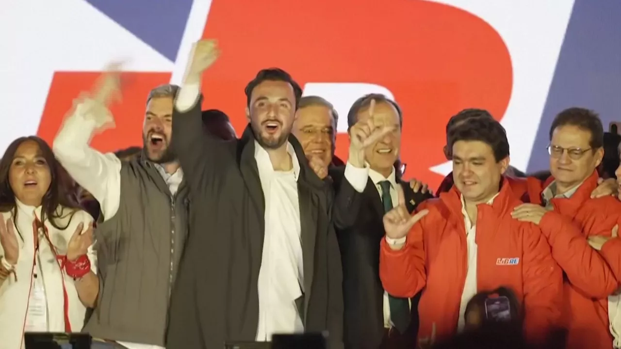 El candidato del Partido Demócrata Cristiano ha logrado la victoria en la primera vuelta de las elecciones presidenciales por delante del expresidente conservador Quiroga. Los resultados suponen la salida de la izquierda del poder tras 20 años.
