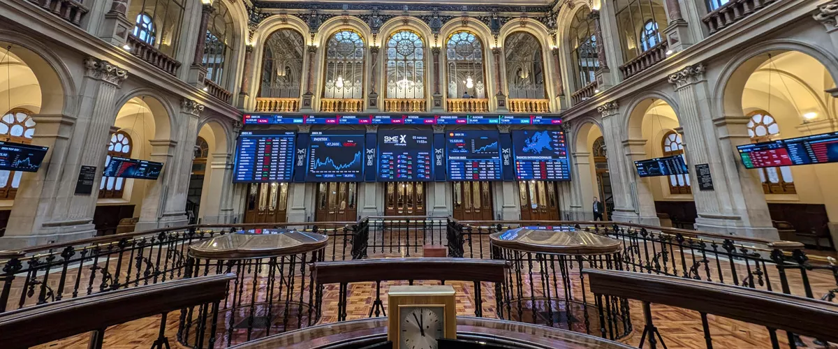 MADRID, 05/11/2025.- Vista general del parqué madrileño, este miércoles, en el que el principal selectivo español, el IBEX 35, suaviza la caída inicial y tras la apertura cede el 0,58 %, lo que le permite recuperar los 15.900 puntos, mientras aumenta la preocupación por las elevadas valoraciones del mercado, sobre todo, del sector de la inteligencia artificial (IA). EFE/ Vega Alonso
