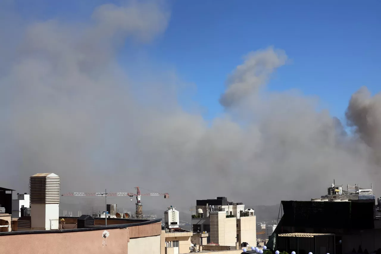 TEHRAN (IRAN (Islamic Republic Of)), 18/06/2025.- Smoke rises following an Israeli airstrike on Tehran, Iran, 18 June 2025. Israel and Iran have been exchanging fire since Israel launched strikes across Iran on 13 June 2025 as part of Operation 'Rising Lion.' (Teherán) EFE/EPA/ABEDIN TAHERKENAREH
