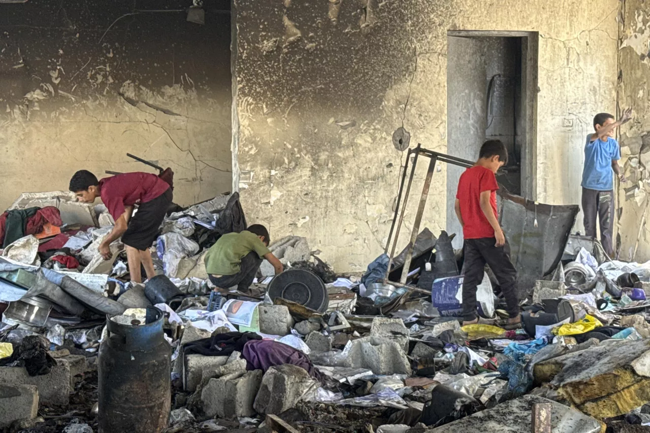 CIUDAD DE GAZA, 03/07/2025.- El Ejército israelí bombardeó este jueves la escuela Mustafá Hafez de Ciudad de Gaza, que sirve de refugio a palestinos desplazados por la guerra, matando al menos a diez personas y dejando varios heridos, según la Defensa Civil gazatí. EFE/Ahmad Awad
