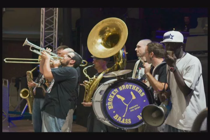 Broken Brothers Brass Band iruindar taldeak joko du agertoki berrian, besteak beste.