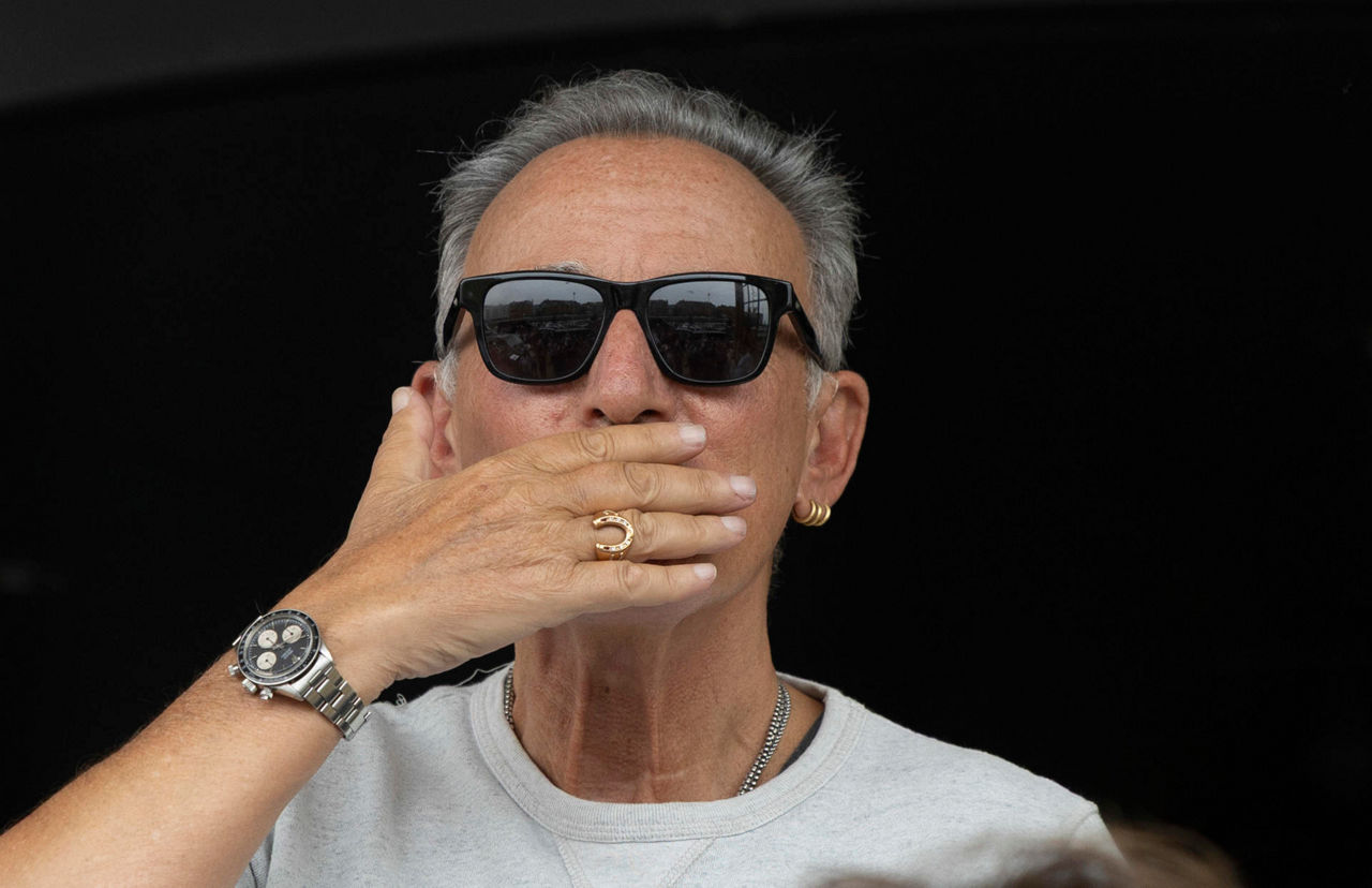 SAN SEBASTIÁN, 19/06/2025.- Bruce Springsteen a su llegada este jueves al hotel que se aloja en San Sebastián. El músico estadounidense regresa a San Sebastián, donde ofrecerá dos conciertos -el sábado y el martes-, en su única parada española de la gira 'Land of Hope and Dreams' (Tierra de esperanza y de sueños), que arrancó el 14 de mayo en Manchester.EFE/Javier Etxezarreta

