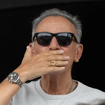 SAN SEBASTIÁN, 19/06/2025.- Bruce Springsteen a su llegada este jueves al hotel que se aloja en San Sebastián. El músico estadounidense regresa a San Sebastián, donde ofrecerá dos conciertos -el sábado y el martes-, en su única parada española de la gira 'Land of Hope and Dreams' (Tierra de esperanza y de sueños), que arrancó el 14 de mayo en Manchester.EFE/Javier Etxezarreta

