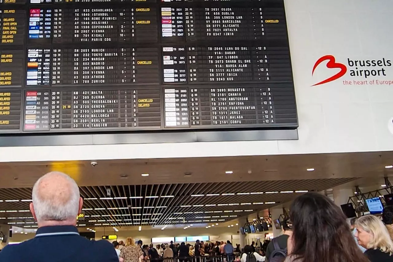 BRUSELAS, 20/09/2025.- Cientos de personas formaron largas colas en los mostradores de facturación y muchos otros permanecieron a la espera de noticias de sus vuelos este sábado en el aeropuerto de Bruselas, tras el ciberataque ocurrido durante la noche del viernes contra su proveedor de servicios de facturación y embarque. EFE/Paula Andrés
