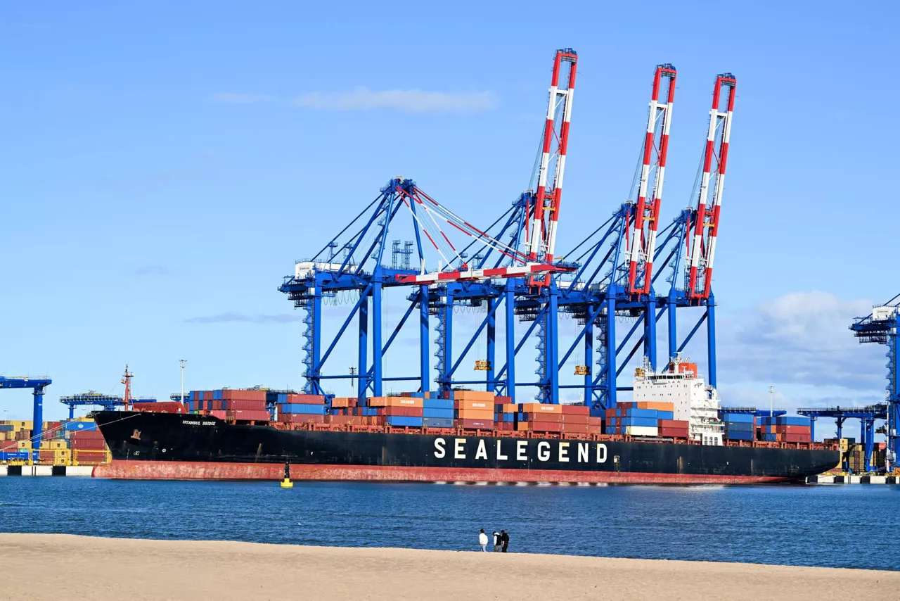 El portacontenedores Istanbul Bridge a su llegada al puerto de Gdansk (Polonia) el pasado 19 de octubre de 2025, tras salir de China y llegar tras cruzar el Ártico. 