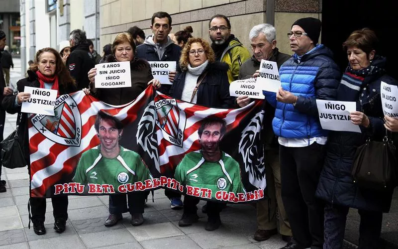Iñigo Cabacasen familia eta lagunak, protestan. Argazkia: EFE
