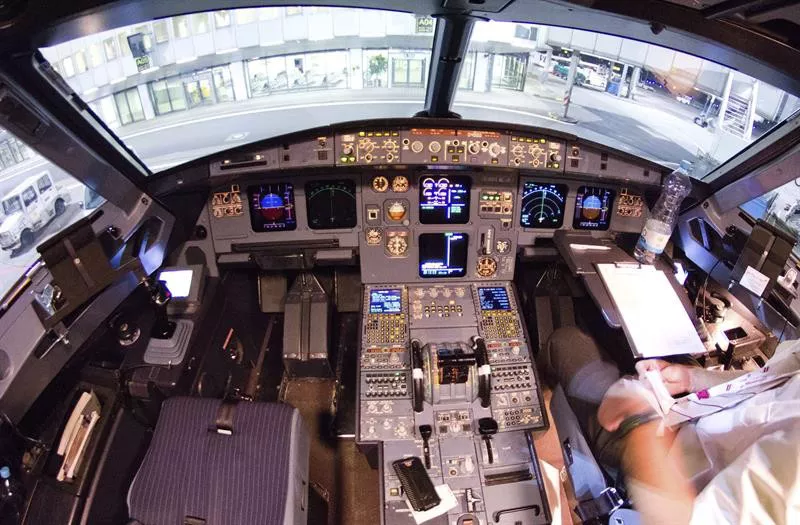 Cabina de un avión. Imagen de archivo: EFE