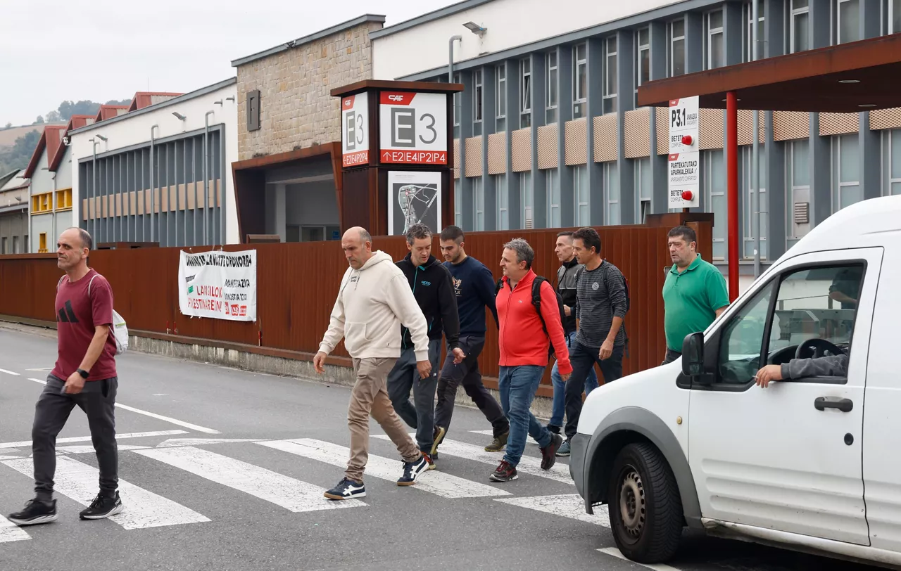 GRAFCAV5270. BEASAIN (GIPUZKOA) (ESPAÑA), 15/10/2025.- Trabajadores de la empresa CAF de Beasain (Gipuzkoa), salen de la fábrica para secundar la jornada de paros convocada para este miércoles por los sindicatos vascos en solidaridad con Palestina. Fuentes de LAB han valorado el paro como "mayoritario o total" en empresas como CAF o Indar (Beasain), Jaso (Itsasondo), o Biele (Azpeitia). EFE/Juan Herrero
