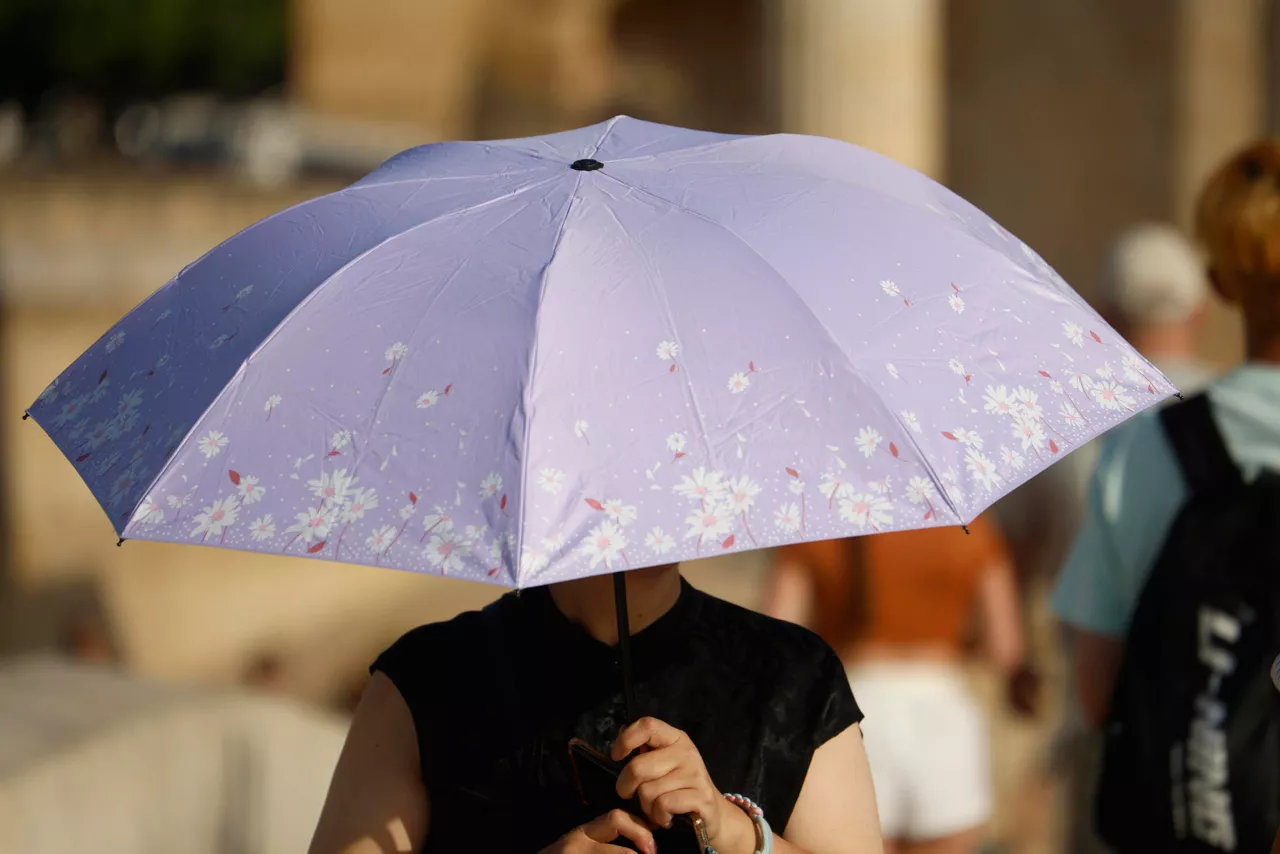 La ola de calor que asola desde hace días Euskal Herria continuará dando sus últimos coletazos este domingo, con temperaturas que podrían rondar los 35 ºC en la vertiente cantábrica, y alcanzar los 38 ºC en muchos puntos del interior e Ipar Euskal Herria. Además, en puntos del sur de Álava y centro y sur de Navarra los termómetros podrían alcanzar hoy los 40 ºC. 