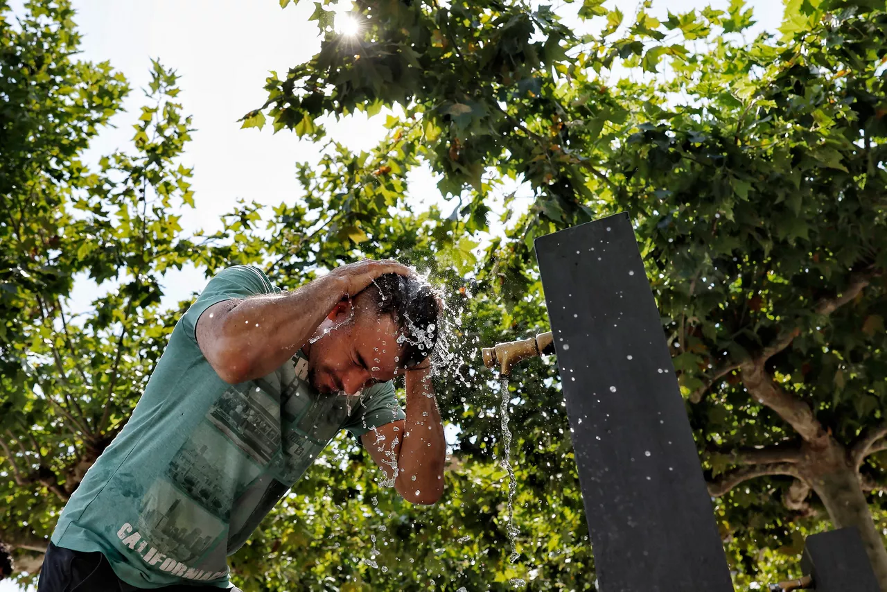 FOTODELDÍA GRAFCAV1342. PAMPLONA, 07/08/2025.- Una persona se refresca en una fuente de la Plaza del Castillo en Pamplona en un jornada donde Navarra vivirá este jueves un día marcado por el calor, con temperaturas máximas elevadas en prácticamente toda la Comunidad Foral, que podrán alcanzar los 39 grados en puntos del centro y sur, y algo más suaves en la vertiente cantábrica. Según la Agencia Estatal de Meteorología (Aemet), se espera un día poco nuboso o despejado, con algunos intervalos de nubes altas y posibilidad de nubosidad de evolución en el sur, sin descartar algún desarrollo puntual.EFE/ Jesús Diges
