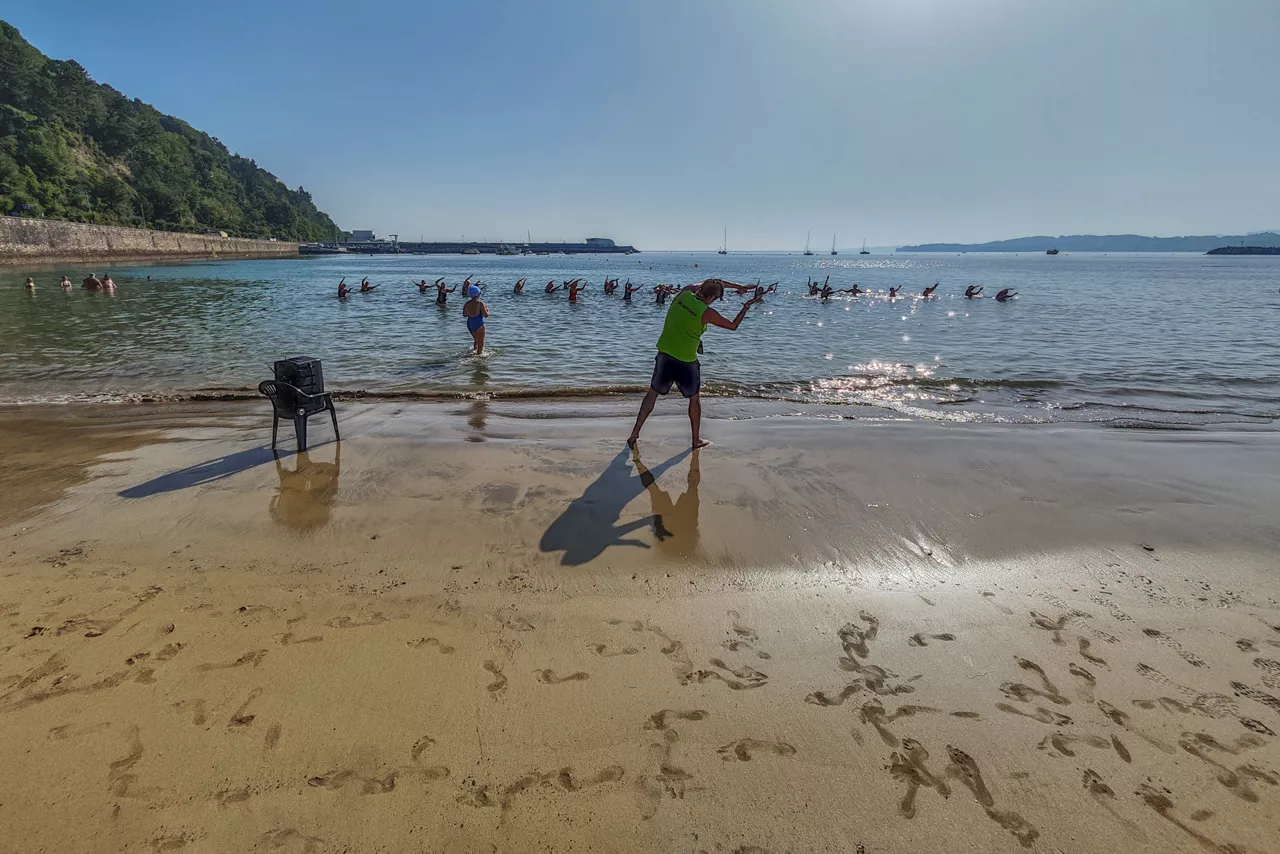 Gimnasia en la playa de Hondarribia (Gipuzkoa) a las 09:30 de la mañana. Imagen: Gerardo García