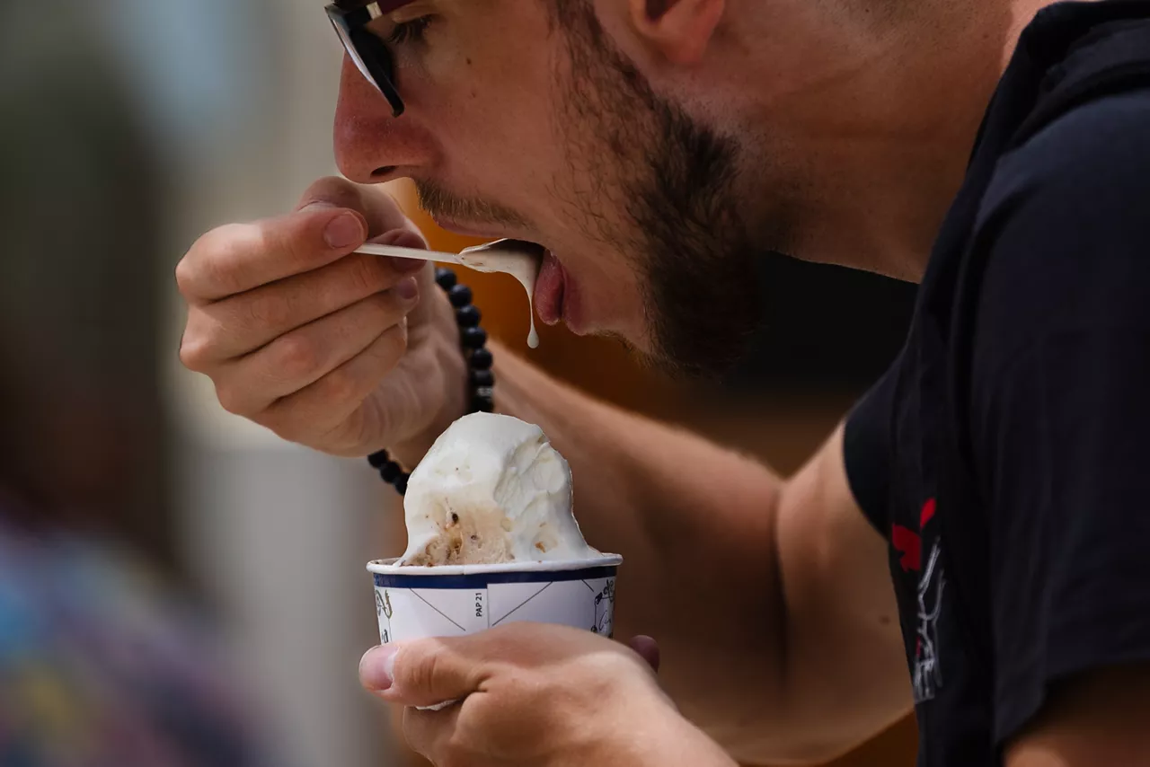 GRAFAND315. MÁLAGA, 13/08/2025.- Un turista se toma un helado en el centro de Málaga, este miércoles en el que la Aemet mantiene la alerta naranja y advierte específicamente de la existencia de un riesgo importante por altas temperaturas, a zonas de cinco comunidades: Andalucía, Aragón, Cataluña, Extremadura y Canarias.EFE/Jorge Zapata
