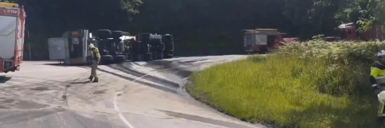 Camión cisterna accidentado en Barazar. Imagen: Bomberos de Bizkaia