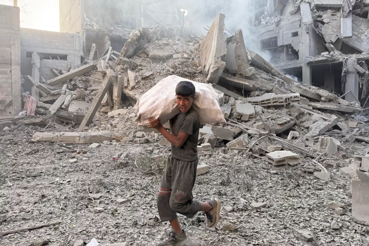 BUREIJ (GAZA Y CISJORDANIA), 19/10/2025.- Una persona camina por los escombros tras uno de los ataques lanzados este domingo por Israel en Gaza. Concretamente contra el campamento de refugiados de Bureij, en el centro de la Franja de Gaza, donde se produjo al menos un muerto, según informó a EFE el Hospital al Adwa. El Ejército israelí lanzó este domingo varios ataques aéreos, en los que mató al menos a 20 personas, en diferentes zonas de la Franja de Gaza tras los supuestos enfrentamientos entre milicianos gazatíes y tropas israelíes de esta mañana, según informaron a EFE fuentes de los hospitales del enclave palestino. EFE/Str
