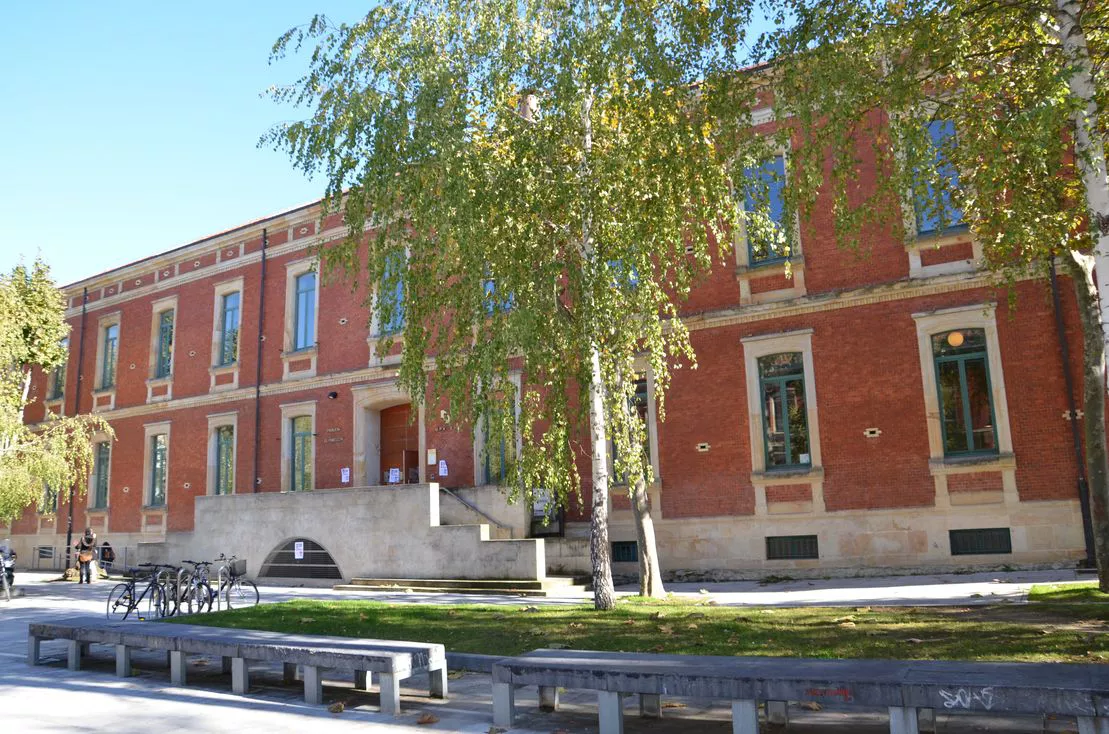 El campus de EHU de Álava se convierte en el primer espacio universitario libre de humo 