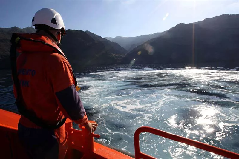 Labores de vigilancia de las manchas de fuel en el sur de Gran Canaria. Foto: EFE