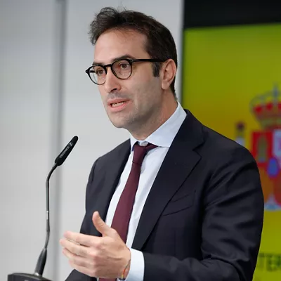MADRID, 16/07/2025.- El ministro de Economía, Carlos Cuerpo en rueda de prensa tras la reunión mantenida este miércoles con representantes del Banco de España, el Defensor del Pueblo y las patronales AEB, CECA y Unacc, así como de asociaciones de consumidores y pensionistas, para analizar los avances en materia de inclusión financiera de la población, en especial de los mayores y  en las zonas rurales, este miércoles. EFE/Mariscal
