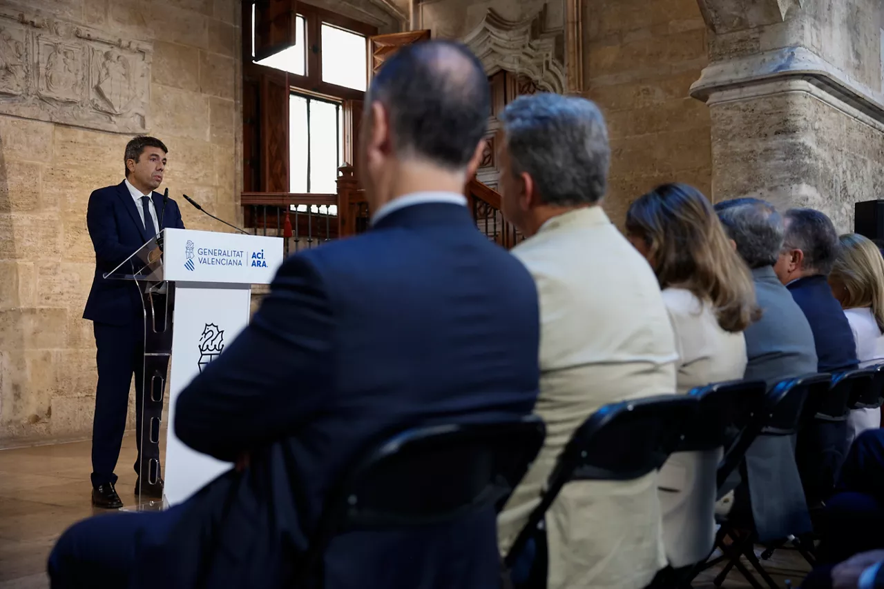 GRAFCVA160. VALENCIA, 03/11/2025.- El president de la Generalitat, Carlos Mazón, durante su comparecencia en la que ha anunciado que dimitirá al frente del Gobierno valenciano, pero seguirá como diputado en Les Corts Valencianes y no convocará elecciones autonómicas anticipadas. EFE/Biel Alino
