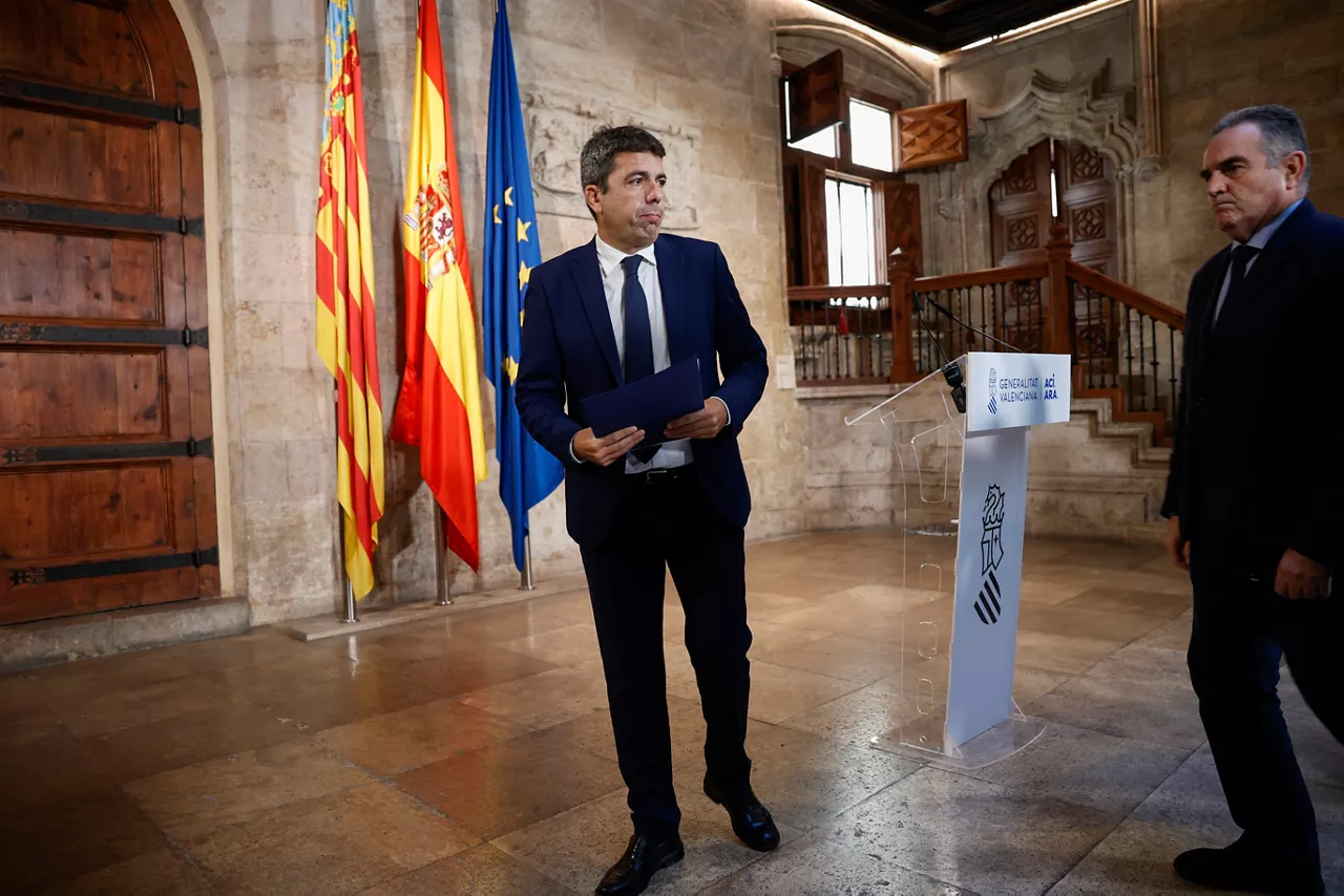 GRAFCVA161. VALENCIA, 03/11/2025.- El president de la Generalitat, Carlos Mazón, junto al vicepresidente segundo y conseller para la Recuperación tras la dana, Francisco José Gan Pampols (d), al finalizar su comparecencia en la que ha anunciado que dimitirá al frente del Gobierno valenciano, pero seguirá como diputado en Les Corts Valencianes y no convocará elecciones autonómicas anticipadas. EFE/Biel Alino

