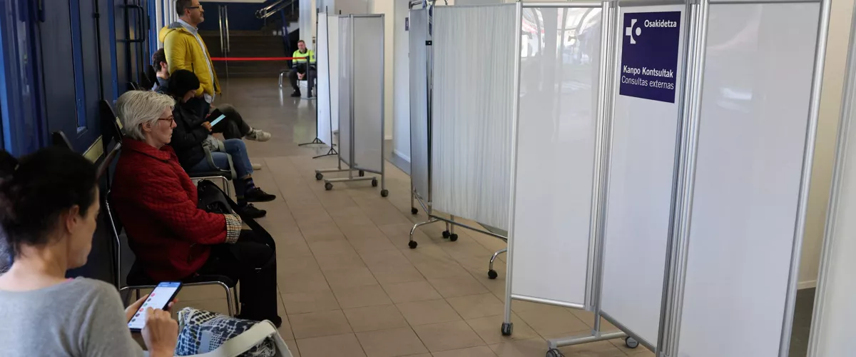 BILBAO, 24/10/2025.-Ciudadanos esperan a vacunarse contra la gripe donde Osakidetza (salud del gobierno vasco) ha reforzado las sedes de vacunación y adelantado la administración de dosis a la población . EFE/Luis Tejido
