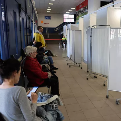 BILBAO, 24/10/2025.-Ciudadanos esperan a vacunarse contra la gripe donde Osakidetza (salud del gobierno vasco) ha reforzado las sedes de vacunación y adelantado la administración de dosis a la población . EFE/Luis Tejido
