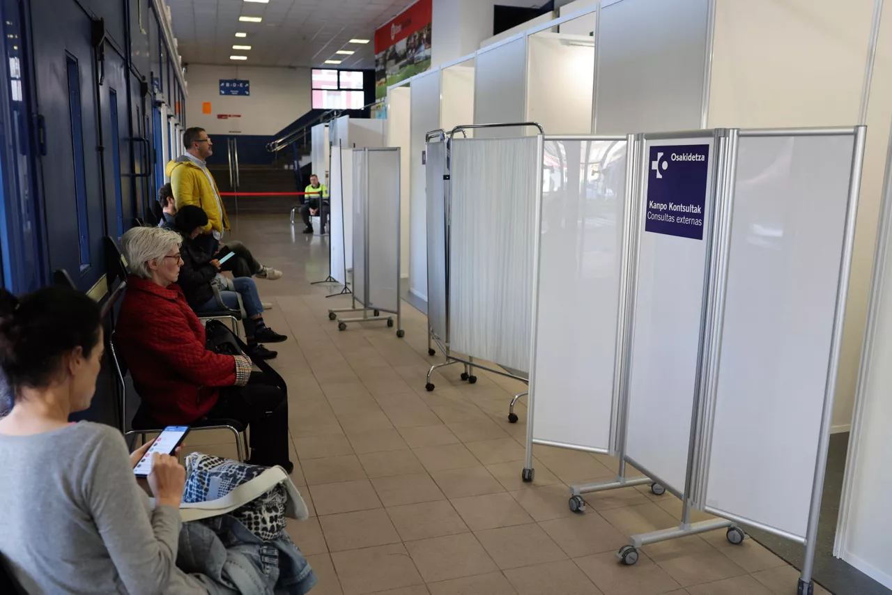 BILBAO, 24/10/2025.-Ciudadanos esperan a vacunarse contra la gripe donde Osakidetza (salud del gobierno vasco) ha reforzado las sedes de vacunación y adelantado la administración de dosis a la población . EFE/Luis Tejido
