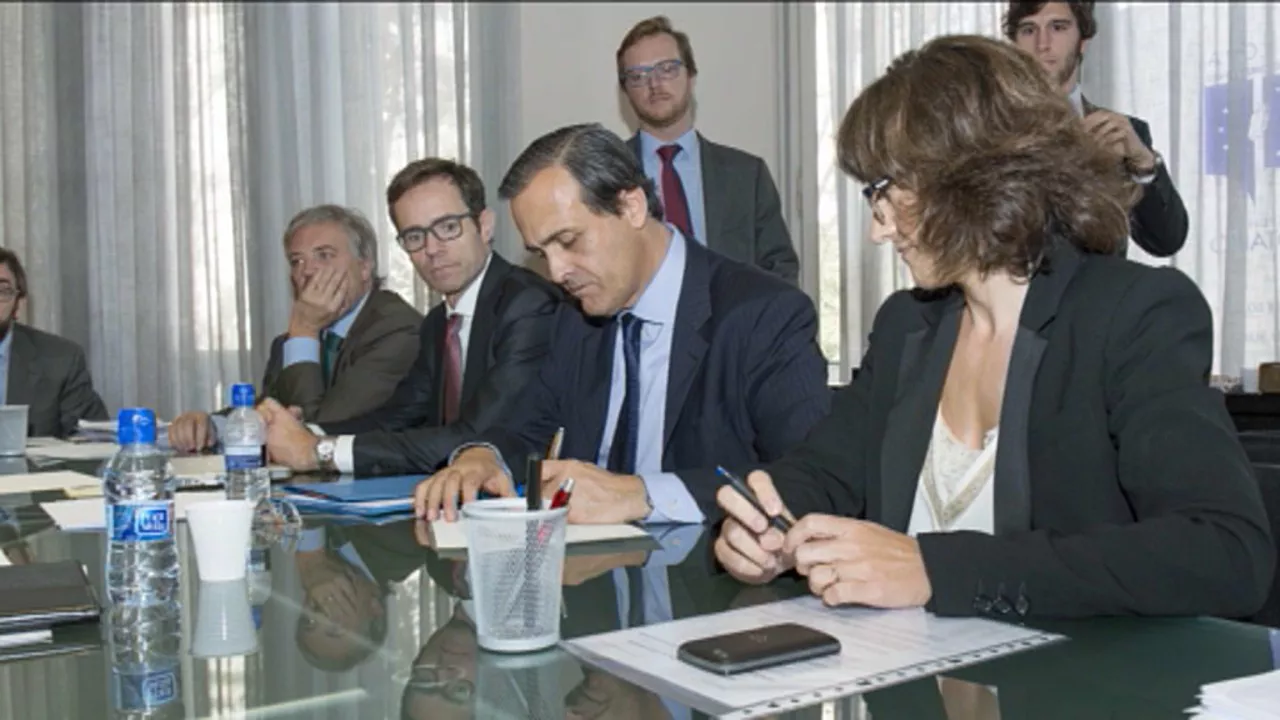 Firma del acuerdo por el que Cata se hace con los activos de Fagor Electrodomésticos.