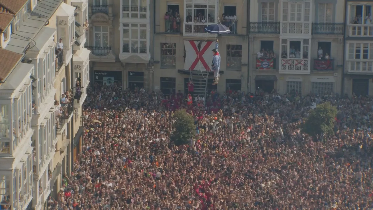 La alcaldesa de Vitoria-Gasteiz, Maider Etxebarria, ha hecho un balance "muy positivo” de las fiestas de La Blanca. Unas fiestas en las que Vitoria ha sabido celebrar, convivir y disfrutar, con unos días intensos de participación masiva, en los que ha imperado la convivencia. 