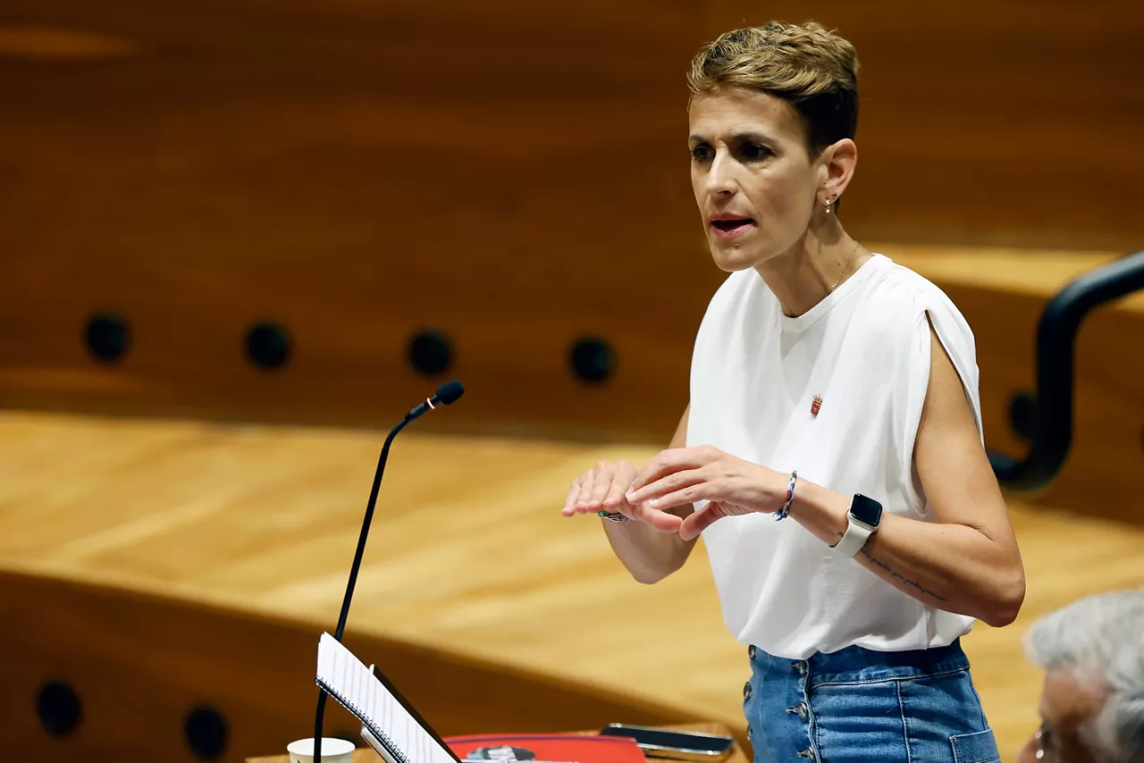 GRAFCAV9286. PAMPLONA, 26/06/2025.- La presidenta del Gobierno foral, María Chivite, ha asegurado ser “una presidenta honesta” y sobre ella “ni pesa ni va a pesar ninguna ilegalidad” porque no la ha cometido, ha dicho sobre el caso Koldo y las implicaciones que se pudieran derivar de la investigación abierta al socialista navarro Santos Cerdán. Lo ha dicho en respuesta a una pregunta de Javier García (PP), quien le ha advertido de que su gobierno está “mirado con lupa, cuestionado y debilitado” por esta investigación y “posible gestión irregular” del Ejecutivo foral, “un proyecto agotado, tocado y hundido”. EFE/ Jesús Diges
