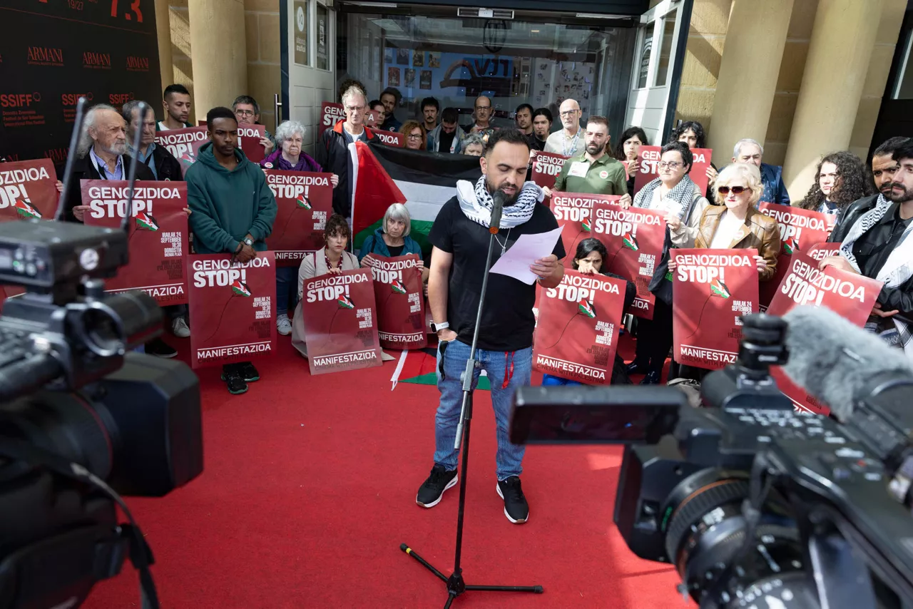 SAN SEBASTIÁN, 22/09/2025.- Cientos de cineastas, entre ellos directores y actores como Pedro Almodóvar, Javier Bardem, Antonio de la Torre y Maribel Verdú, se han adherido a la manifestación en apoyo a Palestina y contra el "genocidio en Gaza" que tendrá lugar el miércoles en San Sebastián coincidiendo con el Festival de Cine. EFE/ Javier Etxezarreta
