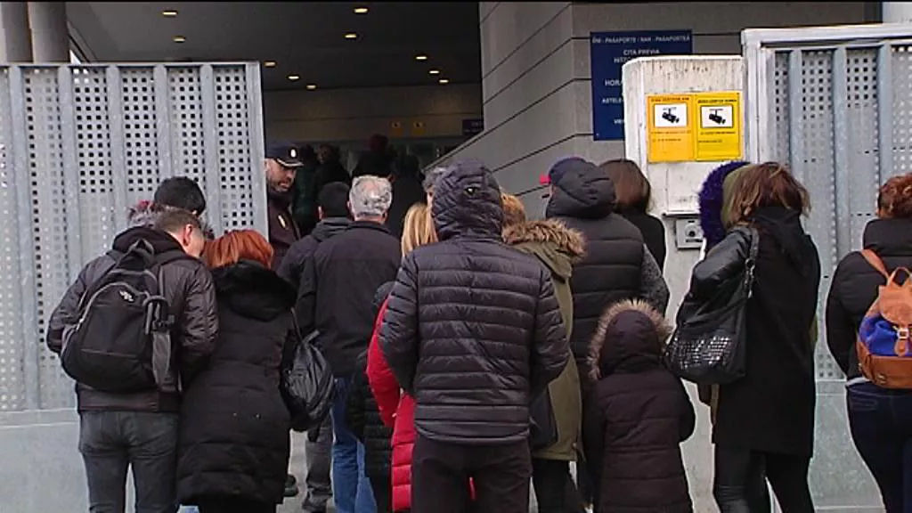 Jendetza NANa eta pasaportea eskuratzeko bulego batean.