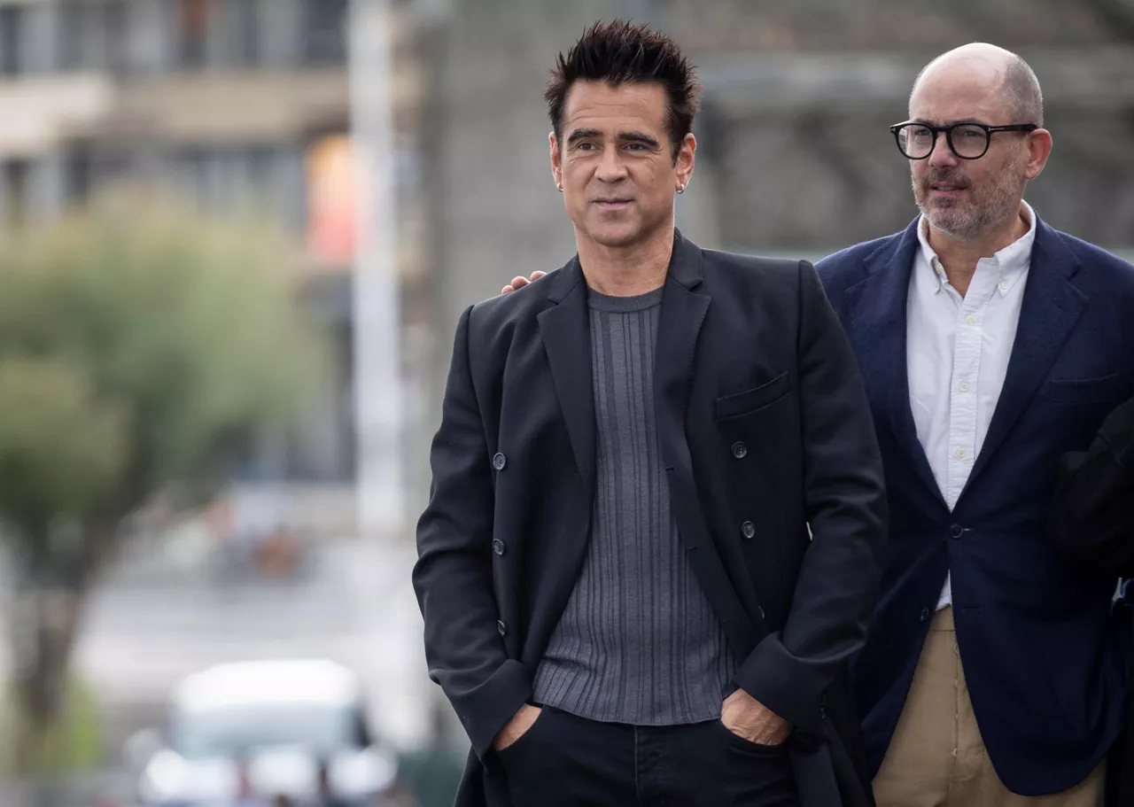 SAN SEBASTIÁN, 25/09/2025.- El director y productor Edward Berger (d) y el actor Colin Farrell posan este jueves en la 73 edición del Festival Internacional de Cine de San Sebastián, donde presentan la película 'Ballad of a small player', que compite en la sección oficial del certamen. EFE/ Javier Etxezarreta
