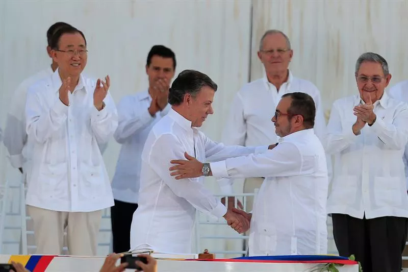 Juan MAnuel Santos y Timochenko recibirán el premio Gernika. Foto: Efe.