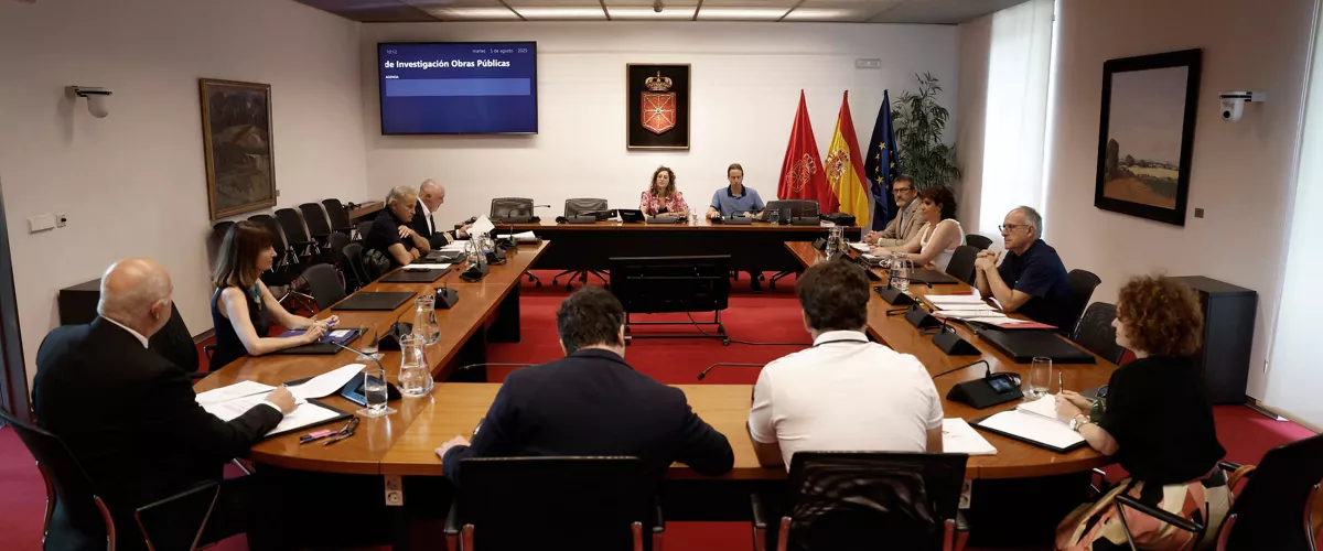 GRAFCAV1267. PAMPLONA, 05/08/2025.- Irati Jiménez (c) del grupo parlamentario de EH Bildu preside la Sesión de la Comisión de Investigación sobre licitación y adjudicación de obras públicas del Gobierno de Navarra para el análisis de la documentación recibida en relación con el plan de trabajo. EFE/ Jesús Diges
