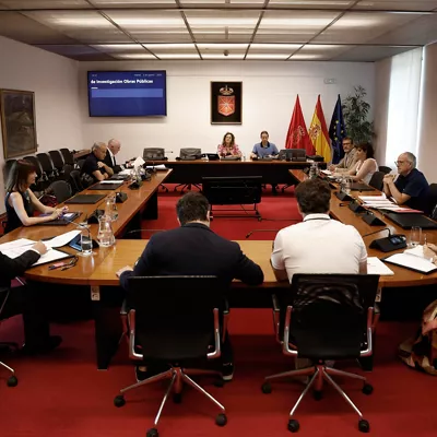 GRAFCAV1267. PAMPLONA, 05/08/2025.- Irati Jiménez (c) del grupo parlamentario de EH Bildu preside la Sesión de la Comisión de Investigación sobre licitación y adjudicación de obras públicas del Gobierno de Navarra para el análisis de la documentación recibida en relación con el plan de trabajo. EFE/ Jesús Diges
