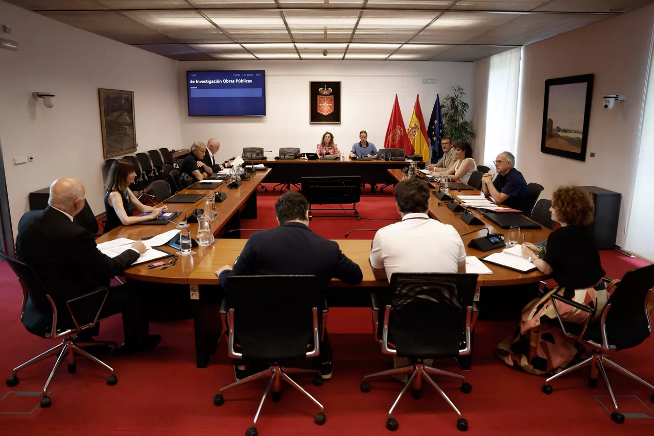 GRAFCAV1267. PAMPLONA, 05/08/2025.- Irati Jiménez (c) del grupo parlamentario de EH Bildu preside la Sesión de la Comisión de Investigación sobre licitación y adjudicación de obras públicas del Gobierno de Navarra para el análisis de la documentación recibida en relación con el plan de trabajo. EFE/ Jesús Diges
