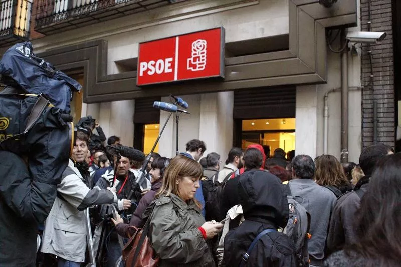 Hedabide ugari, PSOEren egoitzaren atarian, Madrileko Ferraz kalean. Argazkia: EFE